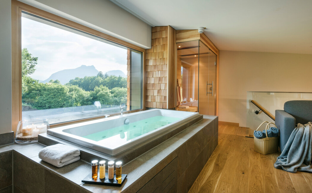 SPA-Loft Suite mit Whirlpool und Sauna - perfekt für Ihre Flitterwochen in Bayern.