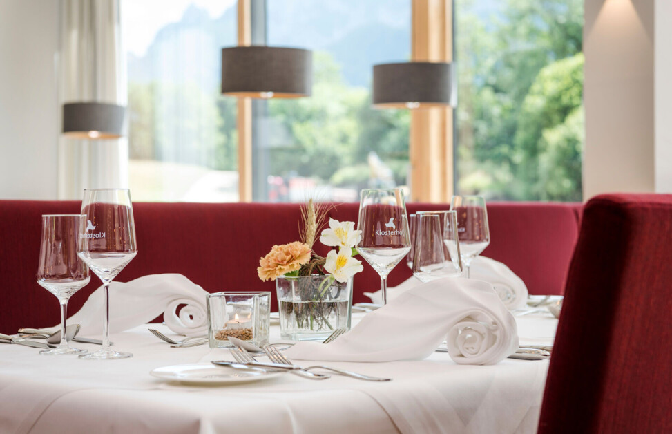 Fein gedeckter Tisch im Restaurant des Hotel Klosterhof in Bayern
