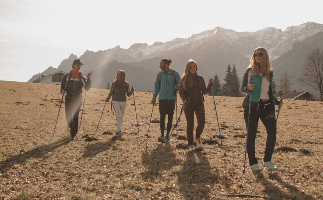 Gruppe jungerer Wanderer mit Walking-Stöcken im Berchtesgadener Land.